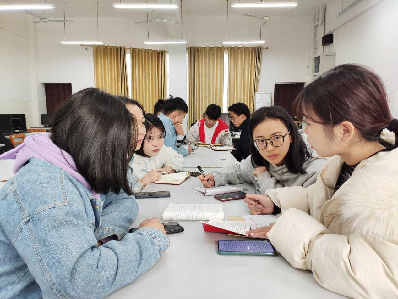 现场分小组讨论