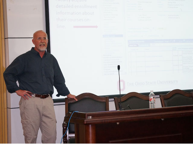 Roger in presentation1.jpg Roger in presentation1.jpg