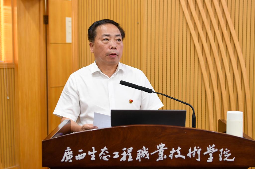 学校党委副书记王汉奇 主持开班仪式